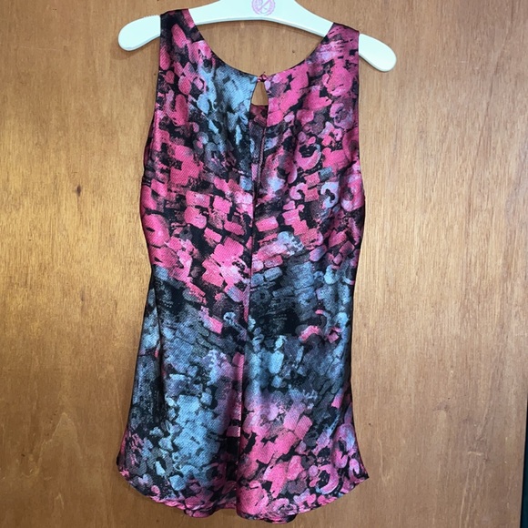 •NEW YORK & COMPANY•PINK/GRAY SHINY ABSTRACT RUFFLE COLLAR BLOUSE SIZE 6 - Picture 6 of 7